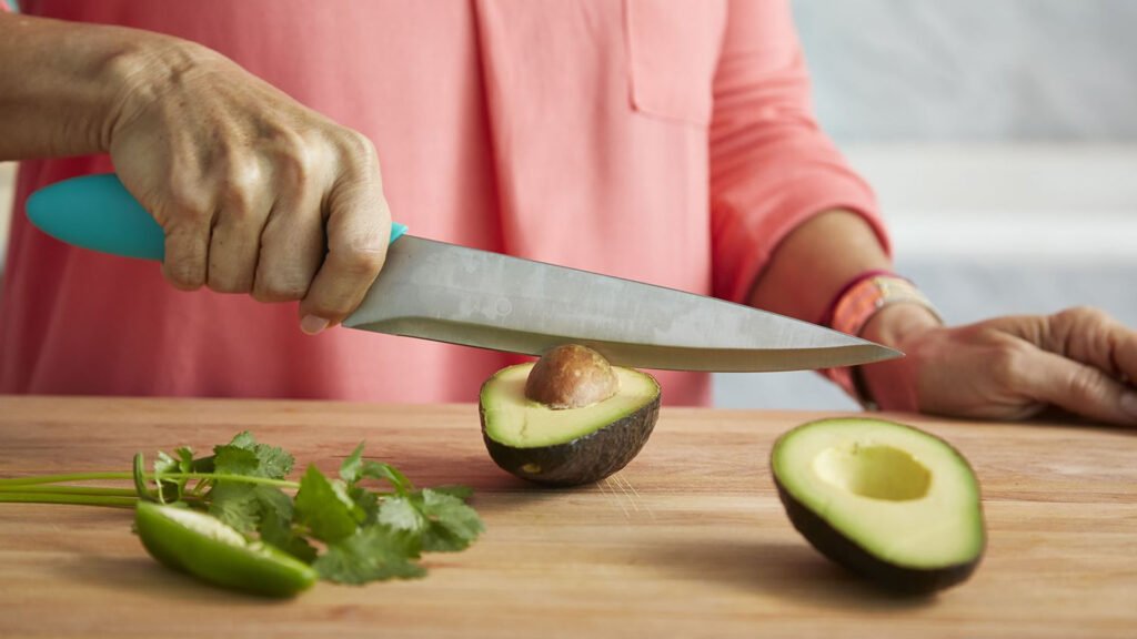 طریقه مصرف آووکادو؛ آموزش کامل از برش تا سرو