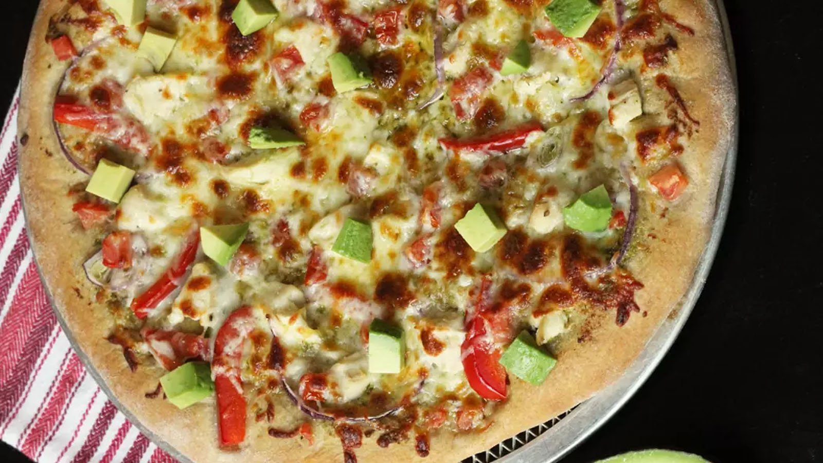 طرز تهیه پیتزای مرغ و آووکادو