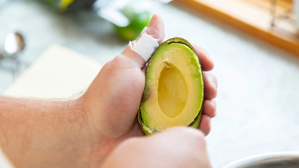 چگونه تلخی آووکادو را بگیریم؟ ترفندهای ساده و کاربردی