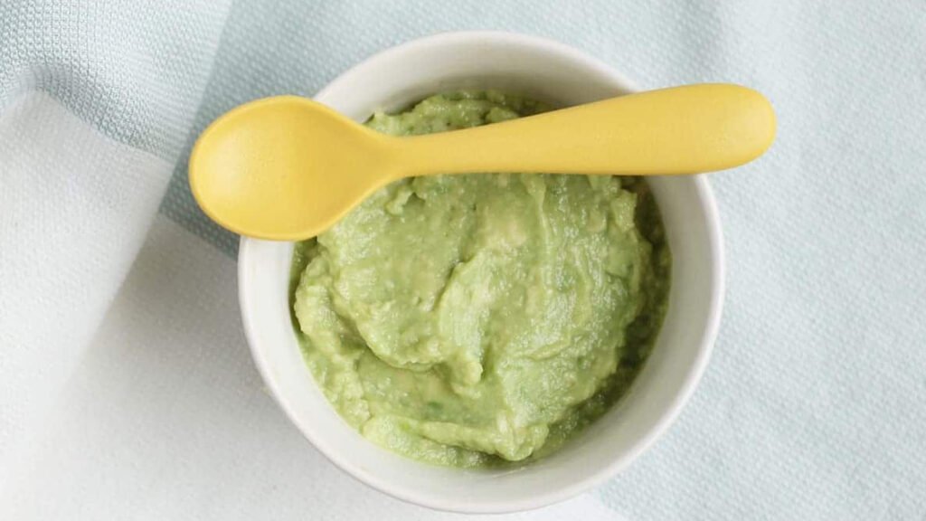 آووکادو برای نوزاد؛ بهترین سن مصرف، مقدار مناسب و فواید اصلی