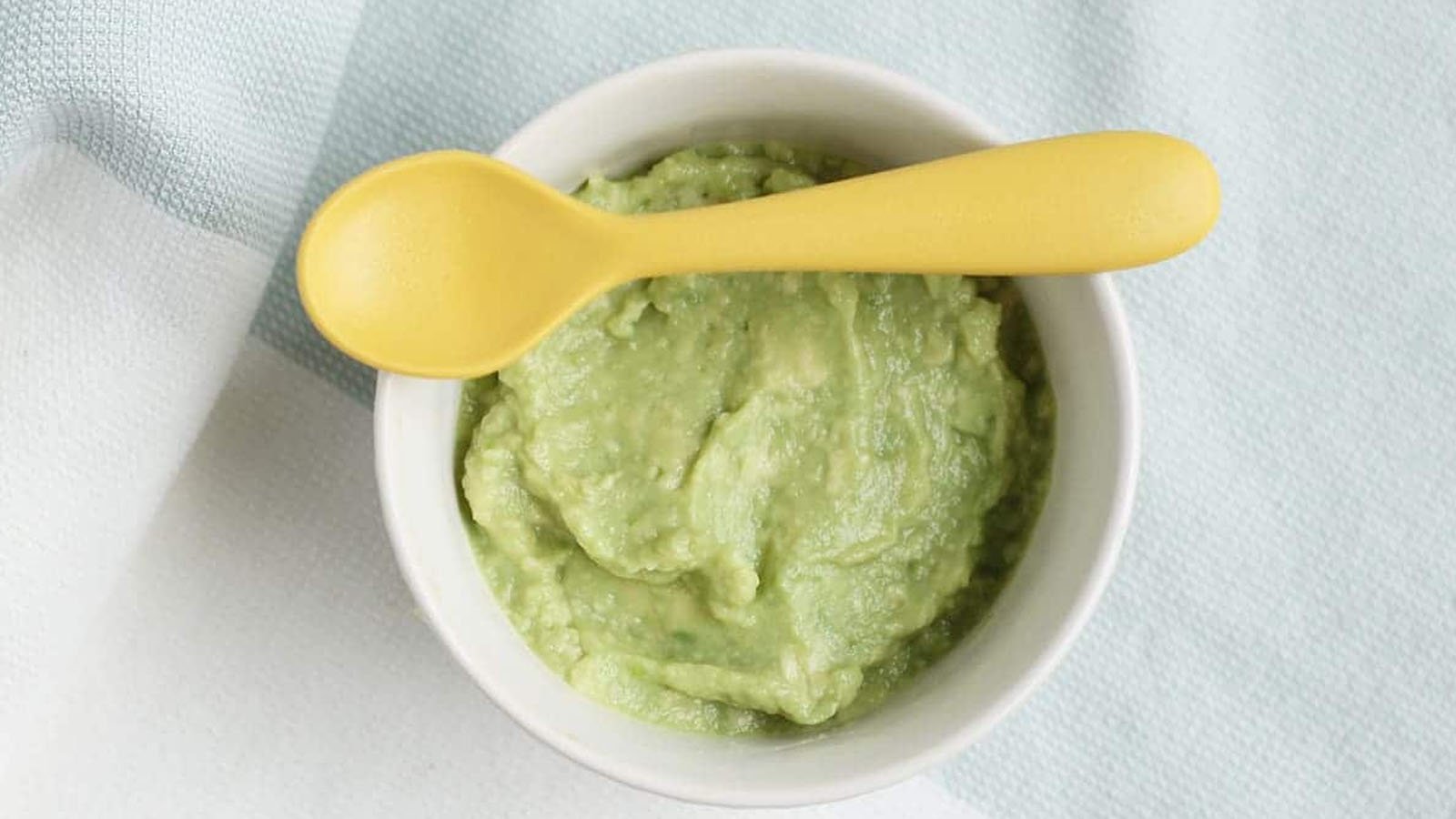 آووکادو برای نوزاد؛ بهترین سن مصرف، مقدار مناسب و فواید اصلی