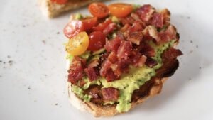 طرز تهیه پنیر کبابی با گوجه فرنگی، بیکن و آووکادو